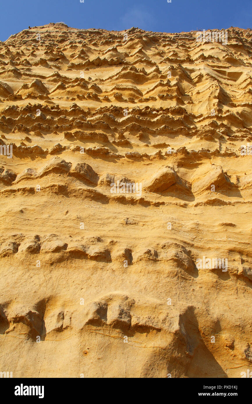Scogliere a Burton Bradstock beach, Dorset, Inghilterra. Rocce presenti in questi scogli includono il Giurassico Inferiore e oolite di Bridport sabbia. Foto Stock