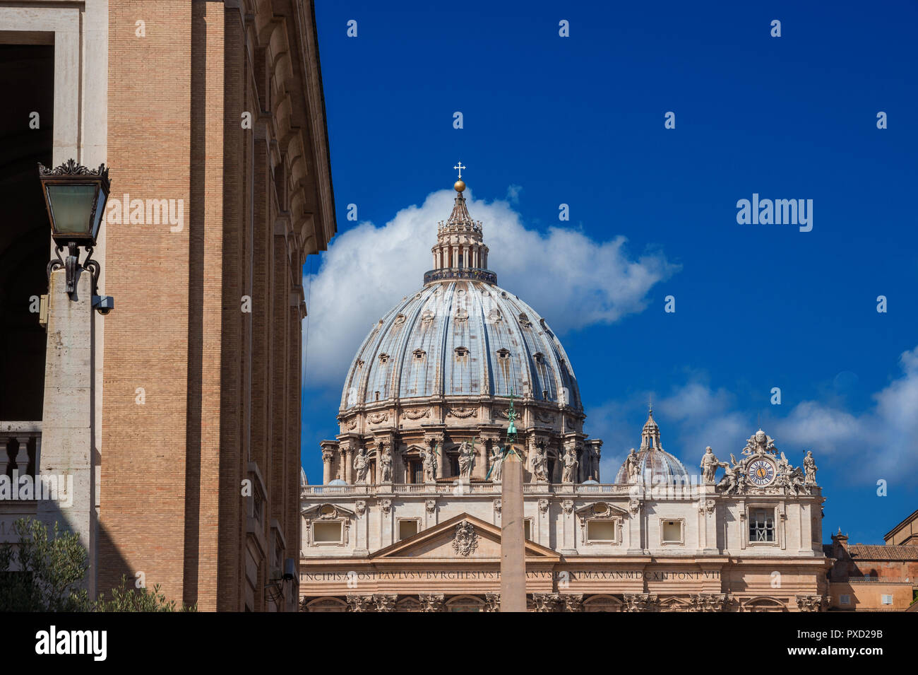 Vista della bellissima San Pietro Cupola di nubi e la Luna, da Via della Conciliazione (strada della conciliazione) in Roma Foto Stock