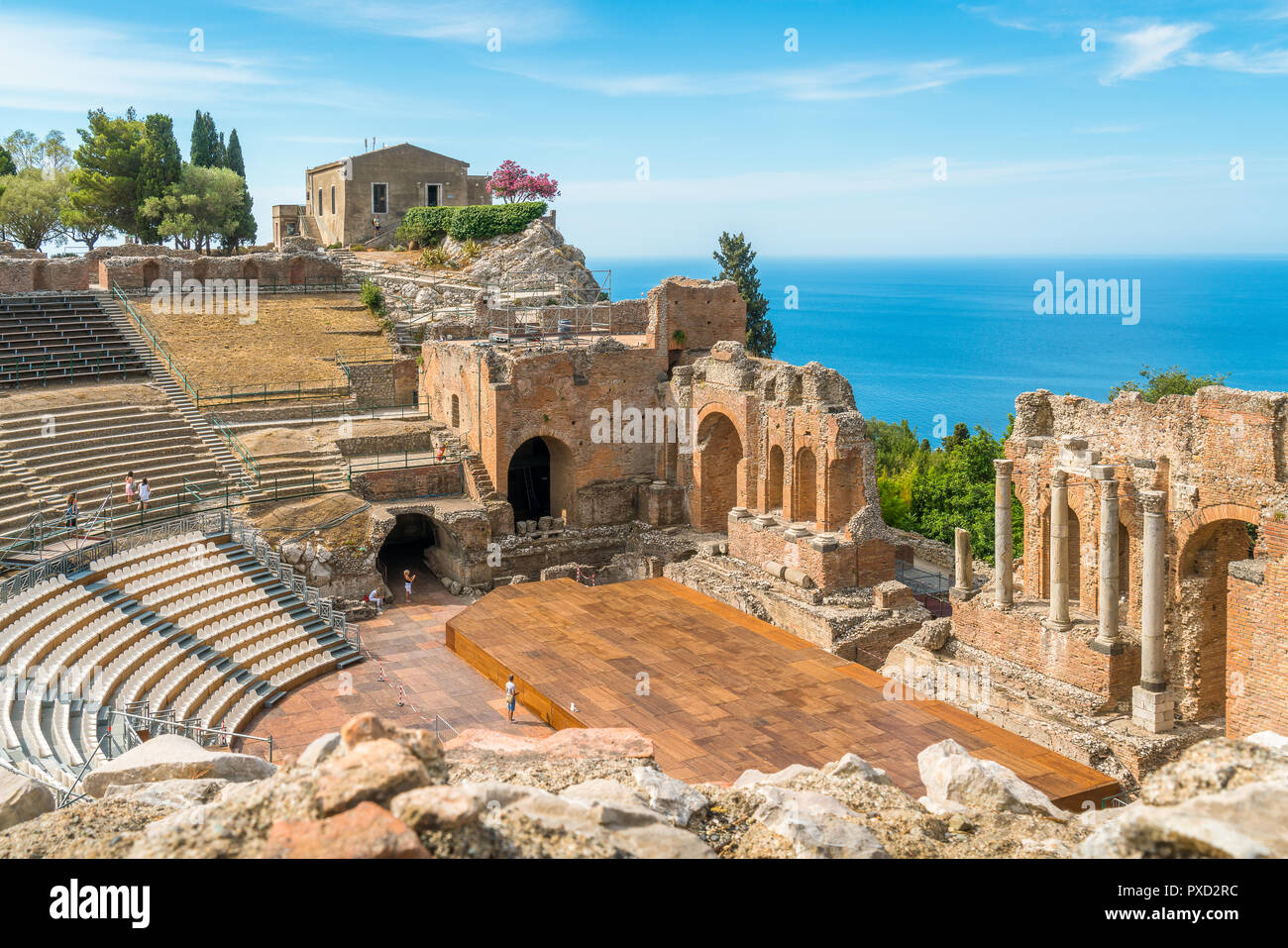 Rovine dell'antico Teatro Greco di Taormina su una soleggiata giornata estiva con il mar Mediterraneo. Provincia di Messina, Sicilia, Italia meridionale. Foto Stock