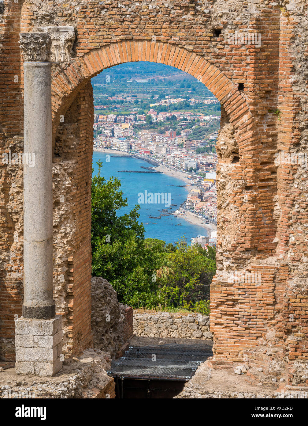 Rovine dell'antico Teatro Greco di Taormina con la costa siciliana. Provincia di Messina, Sicilia, Italia meridionale. Foto Stock