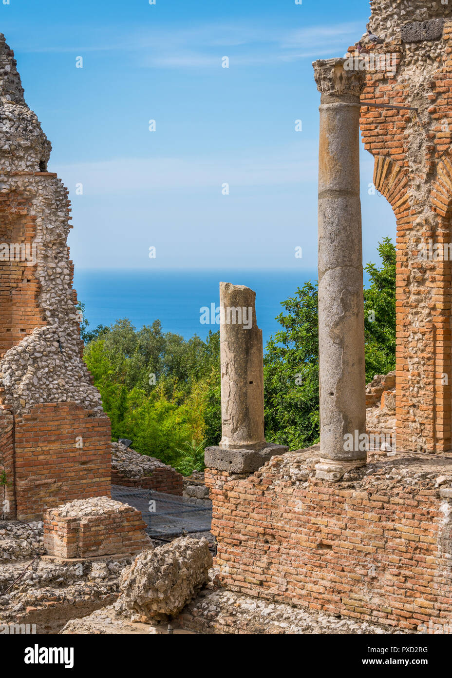 Rovine dell'antico Teatro Greco di Taormina su una soleggiata giornata estiva con il mar Mediterraneo. Provincia di Messina, Sicilia, Italia meridionale. Foto Stock