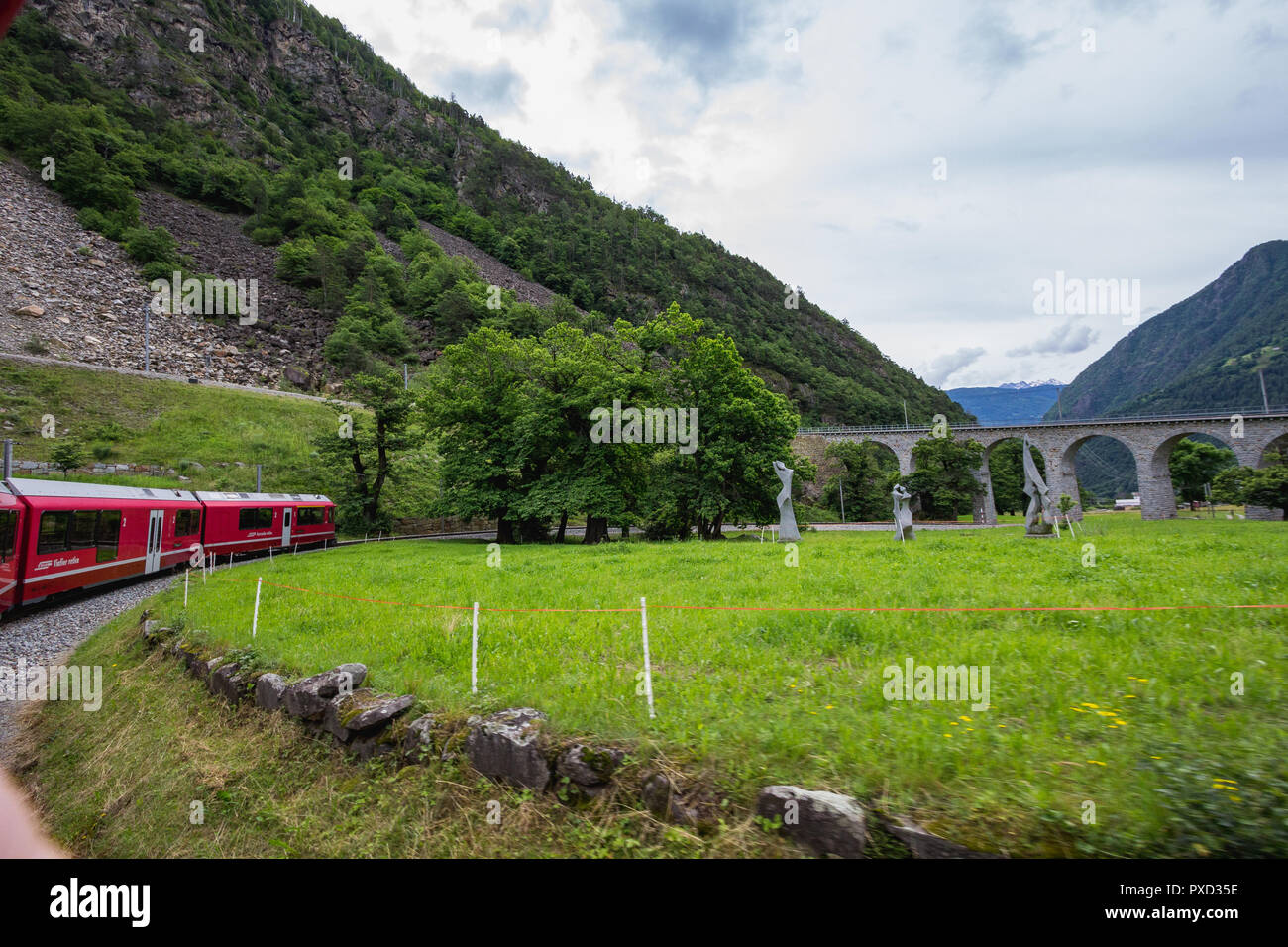 Ferrovia Retica attraversando un ponte nella Surselva valle svizzera Foto Stock