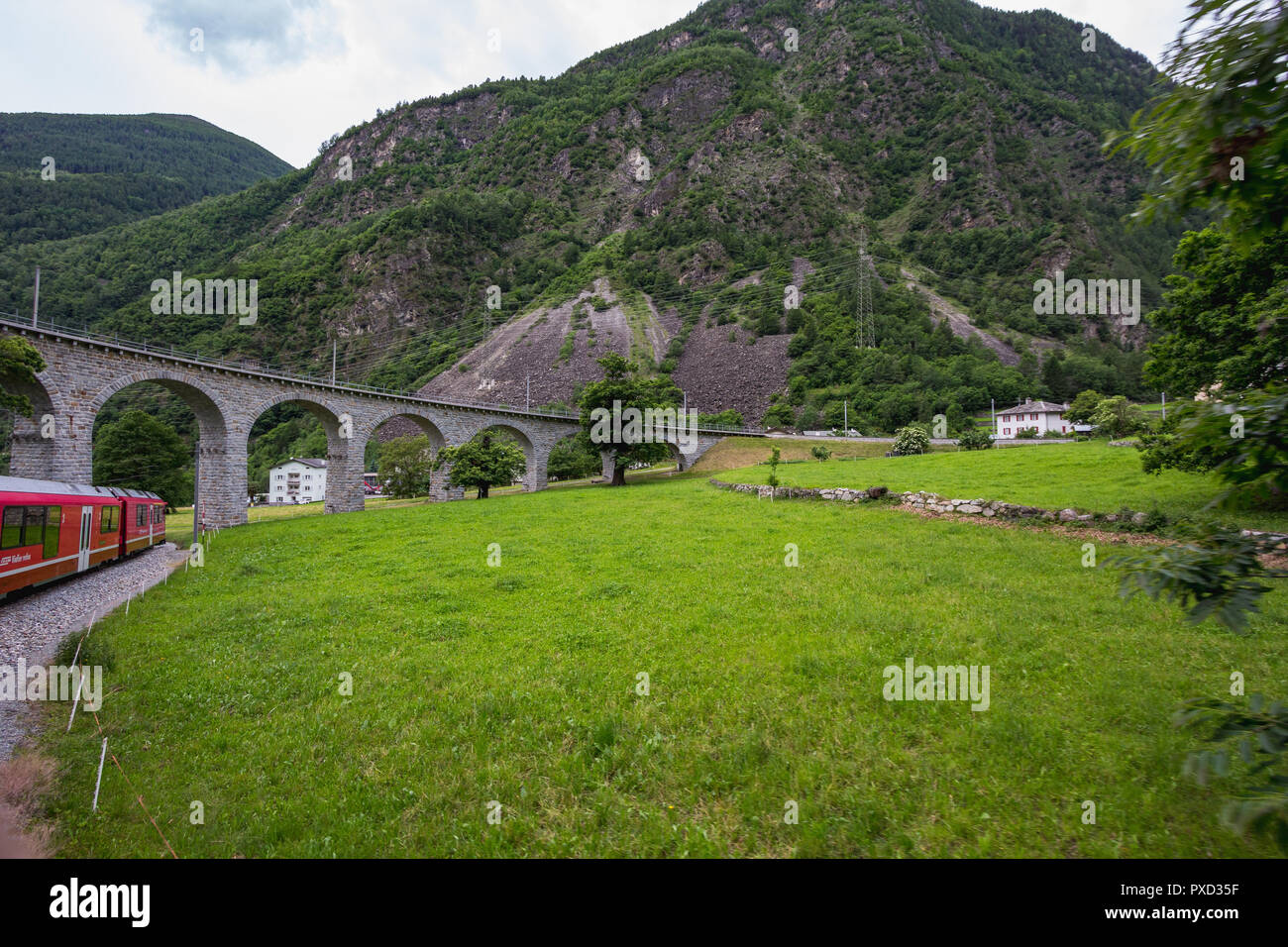 Ferrovia Retica attraversando un ponte nella Surselva valle svizzera Foto Stock