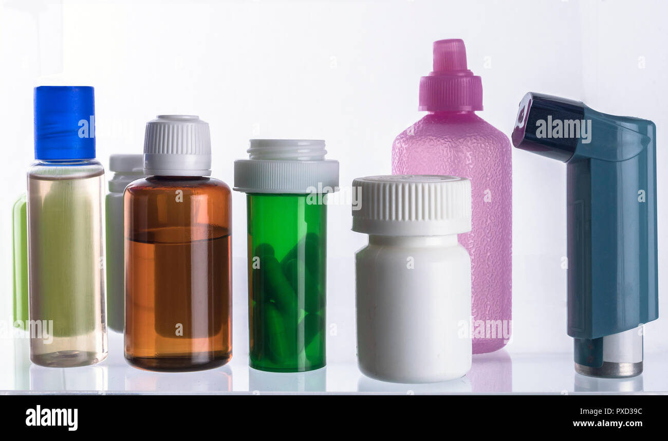 Diversi tipi di imballaggi cosmetici e medicinali isolati su sfondo bianco Foto Stock