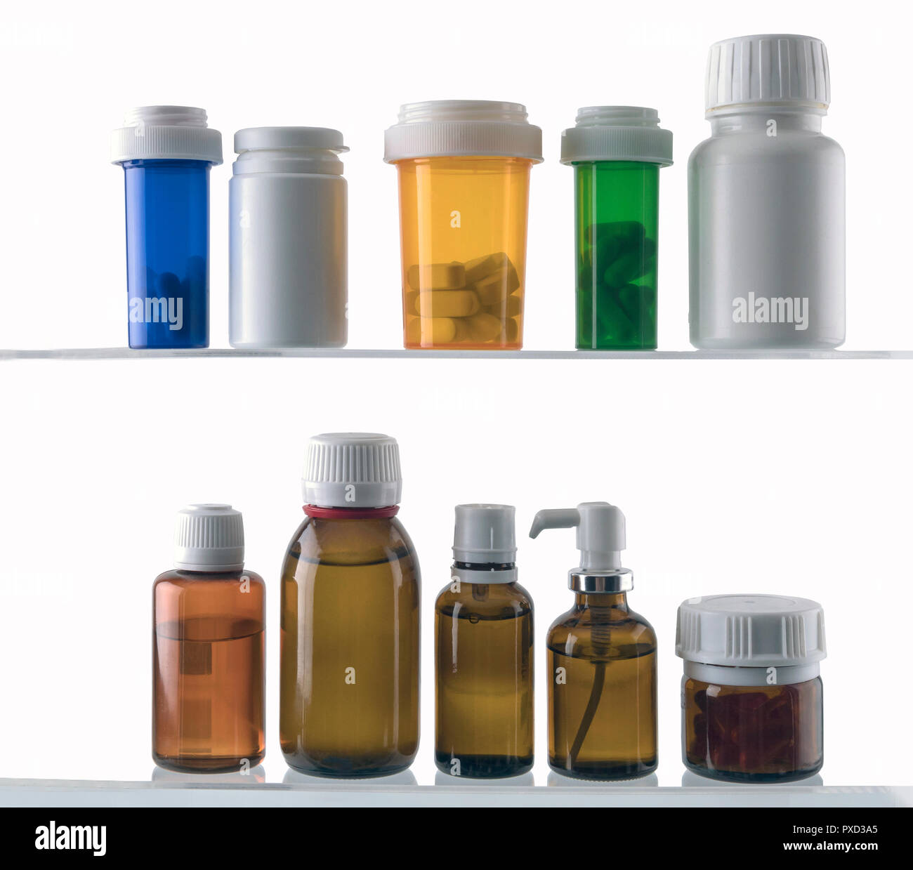 Diversi tipi di contenitori di cosmetici e medicinali isolato su sfondo bianco Foto Stock