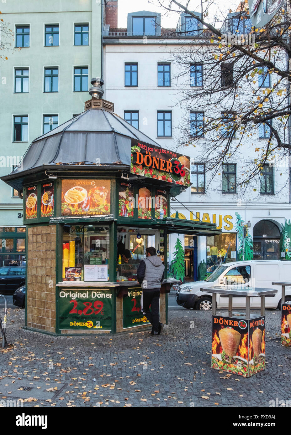 Kebab fast food in stallo elegante in mattoni e chiosco metallico, Kreuzberg di Berlino. Foto Stock