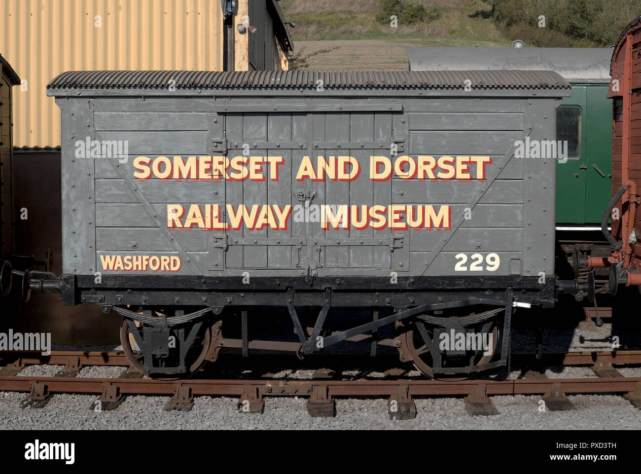 Il Somerset e Dorset Museo Ferroviario segno su un carro merci alla stazione di Washford, Somerset, Regno Unito, sulla West Somerset Railway Foto Stock