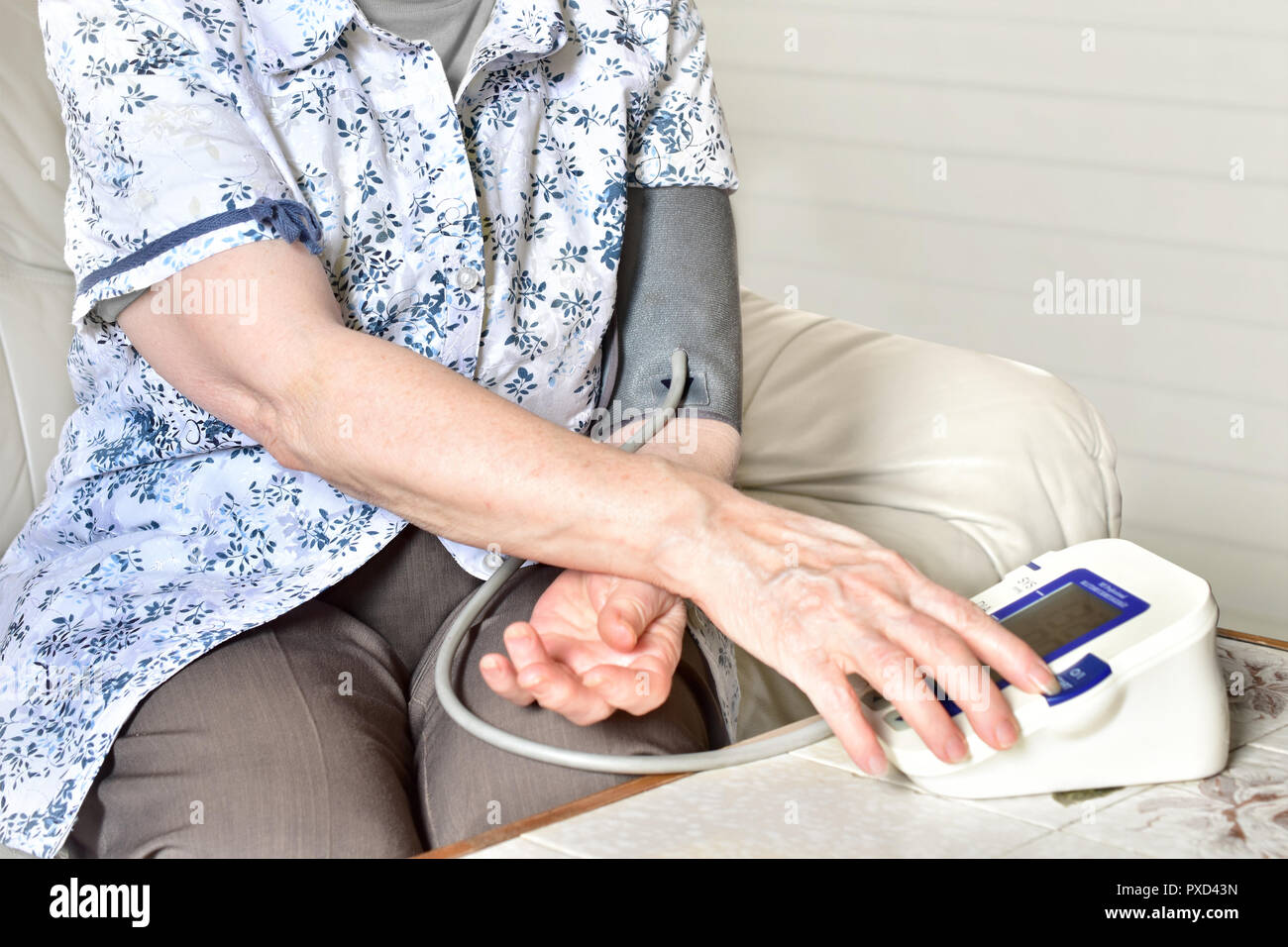 Sfigmomanometro della pressione del sangue di pensionato del dispositivo controllo sanitario Foto Stock