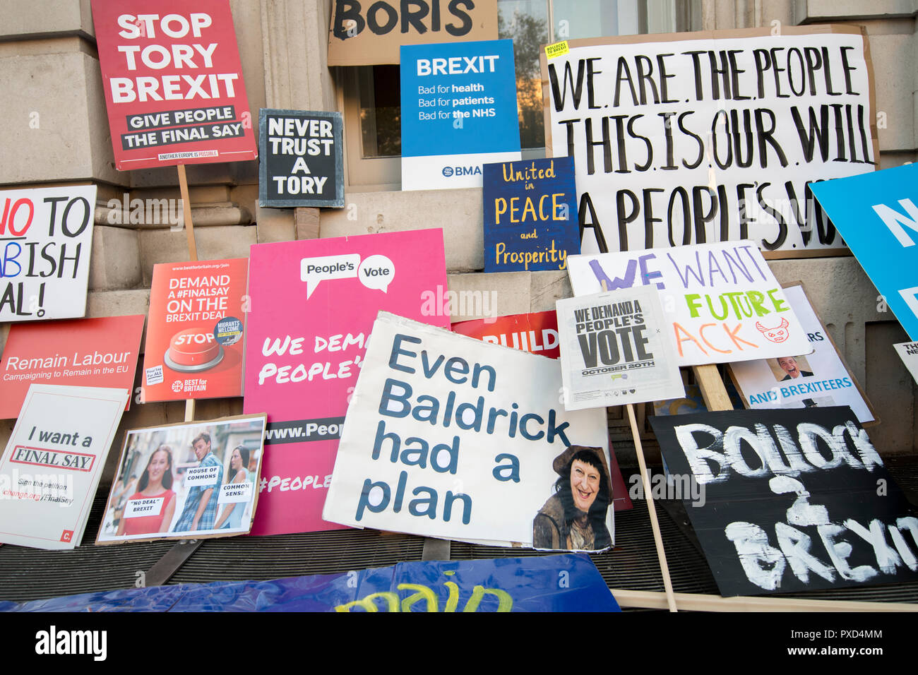 Voto popolare cartelloni lasciati dal Cabinet Office durante una marcia di oltre mezzo milione di persone che chiedono un secondo referendum Brexit. Foto Stock