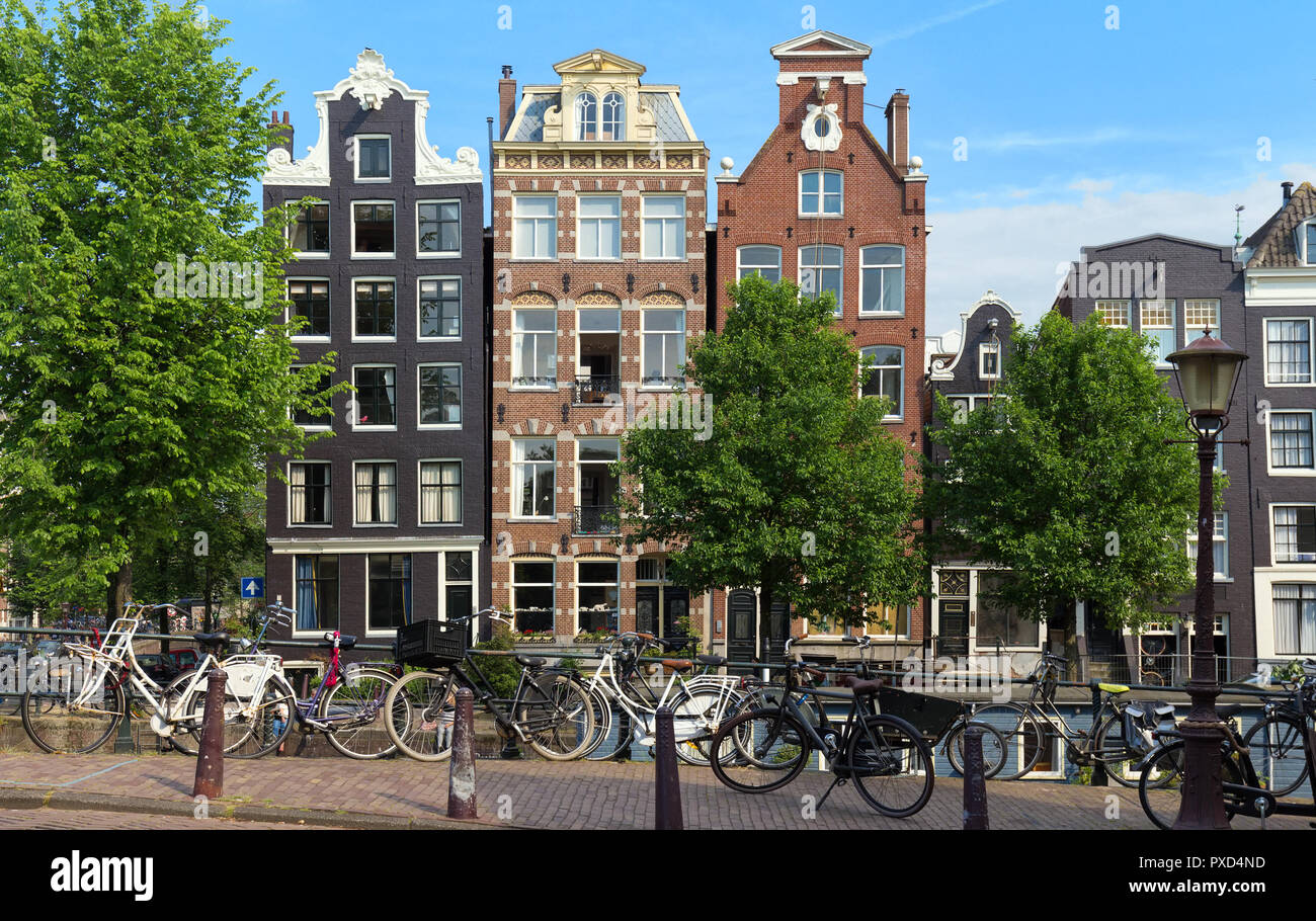 Tipiche vecchie case di Amsterdam sotto il cielo blu. Foto Stock
