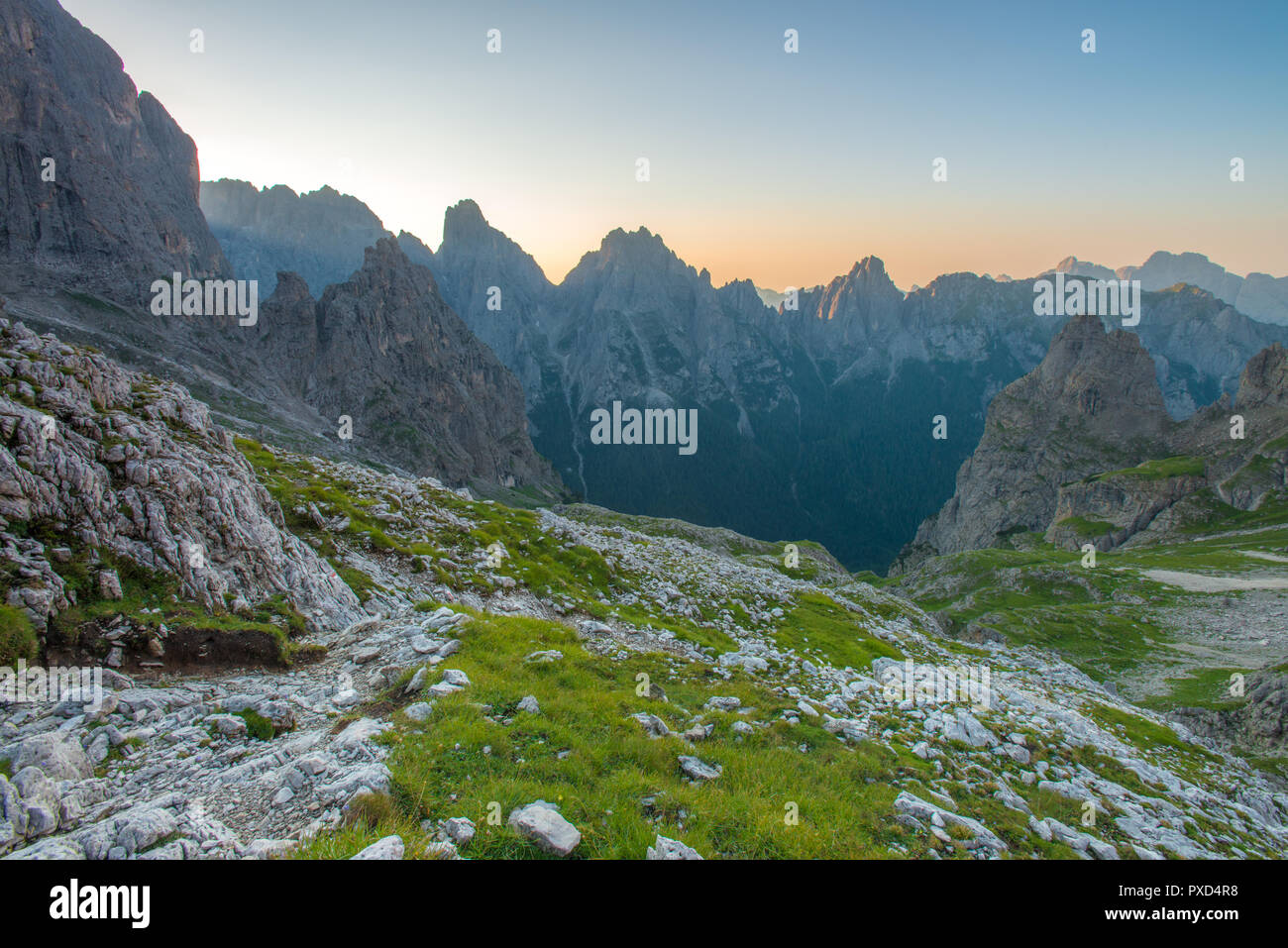 Splendida alba nelle Alpi italiane, scenario alpino con le vette scoscese una vivida alpenglow e serena atmosfera backcountry solitudine può dare. Foto Stock