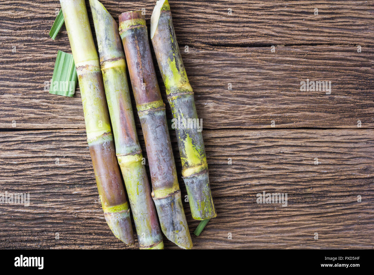 Chiudere la canna da zucchero su uno sfondo di legno vicino fino Foto Stock