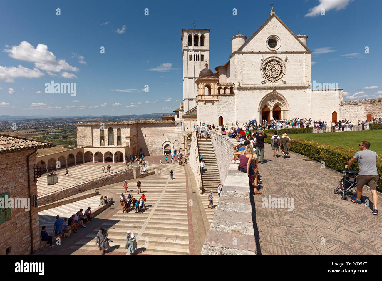 Assisi, Italia - Agosto 16, 2018: la gente a piedi la Basilica Papale di San Francesco di Assisi. La Basilica e altri siti Francescani è elencato come Foto Stock