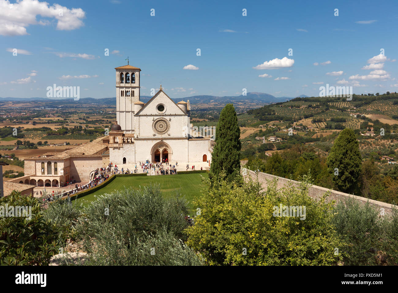 Assisi, Italia - Agosto 16, 2018: vista aerea di persone a piedi la Basilica Papale di San Francesco di Assisi. La Basilica e altri Sit francescana Foto Stock