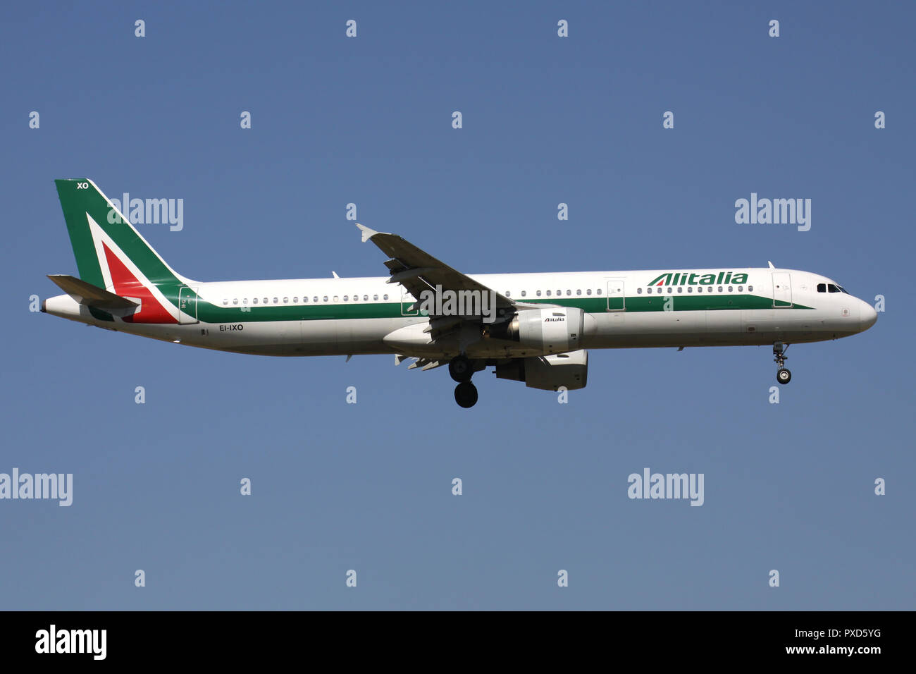 Italian Alitalia Airbus A321-100 con registrazione irlandese EI-IXO su corto finale per la pista 01 dell'aeroporto di Bruxelles. Foto Stock