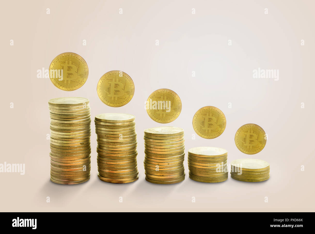 Concetto grafico di caduta con golden bitcoin.in rosa pastello sfondo minima Foto Stock