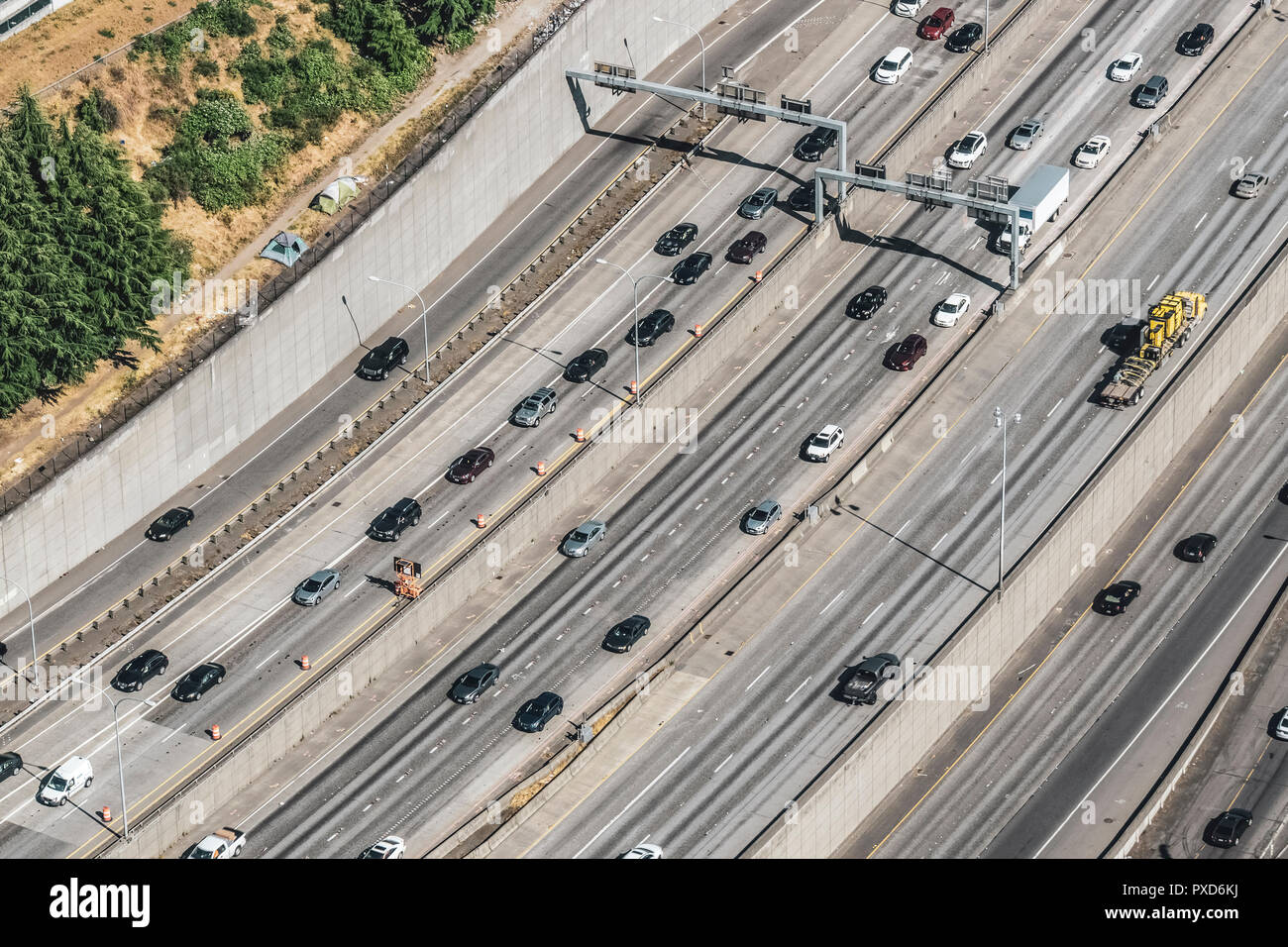 Vista aerea della Interstate 5 il traffico che attraversa a Seattle, nello Stato di Washington, USA. Foto Stock