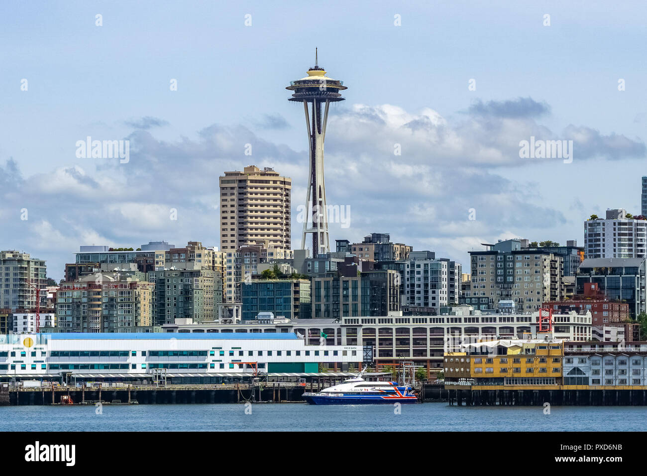 SEATTLE, nello stato di Washington - 30 Maggio 2018: Space Needle Tower e Seattle Waterfront visto da Elliott Bay. Foto Stock