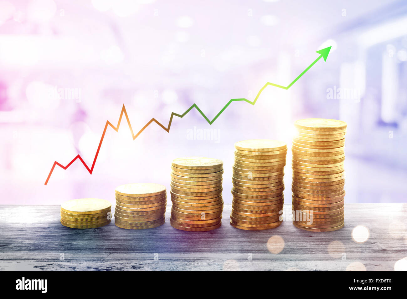 Denaro pila di monete per far crescere il business.grafico finanza e concetto di investimento. Foto Stock