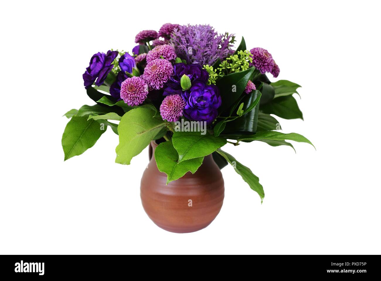 Bouquet di fiori in un vaso di ceramica su sfondo bianco Foto Stock