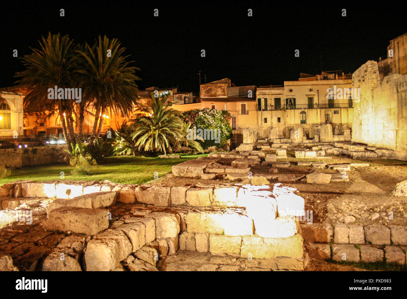 Tempio di Apollo a notte, in Otigia isola a Siracusa, Italia Foto Stock