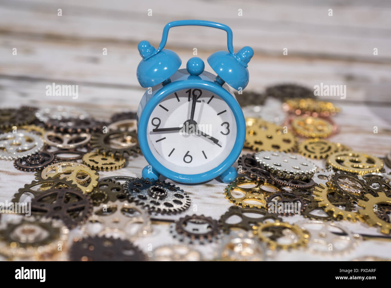 Ora legale. Orologio da parete andando al periodo invernale. Autunno astrazione. Caduta indietro nel tempo. Foto Stock