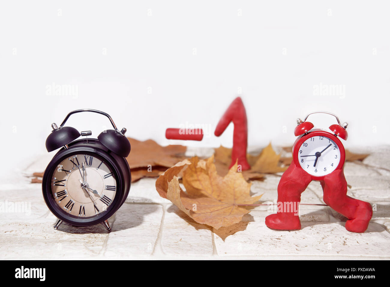 Ora legale. Orologio da parete andando al periodo invernale. Autunno astrazione. Caduta indietro nel tempo. Foto Stock