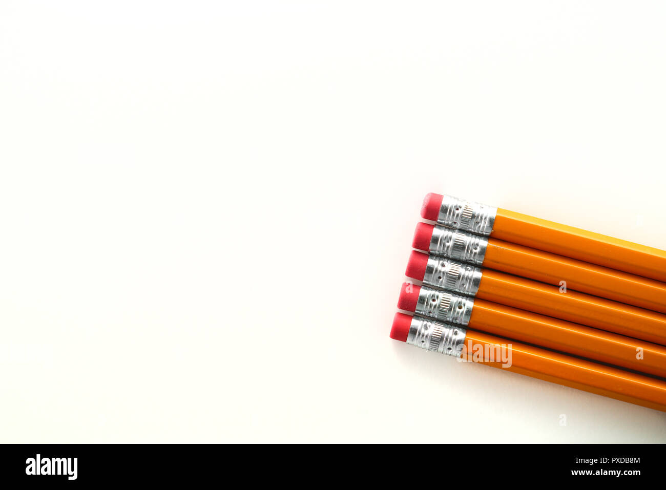 Matite di colore giallo arancio compiti di scuola matite su sfondo bianco Foto Stock