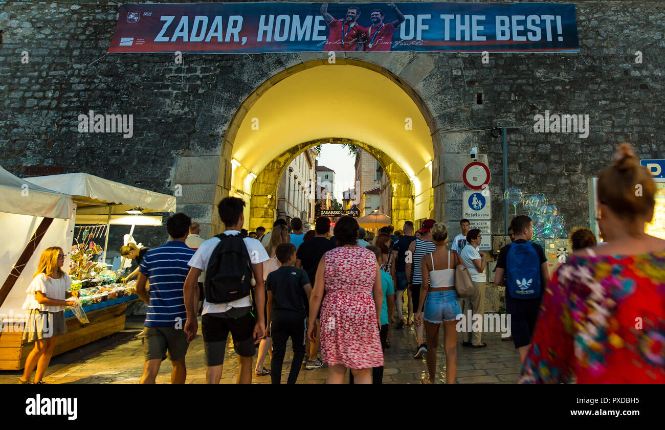 Il ponte porta d'ingresso alla città vecchia di Zadar con molti turisti di passaggio attraverso su una calda serata estiva. Foto Stock