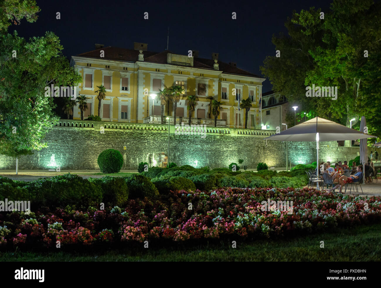 Zadar Town Hall di sera visto dal lungomare Foto Stock