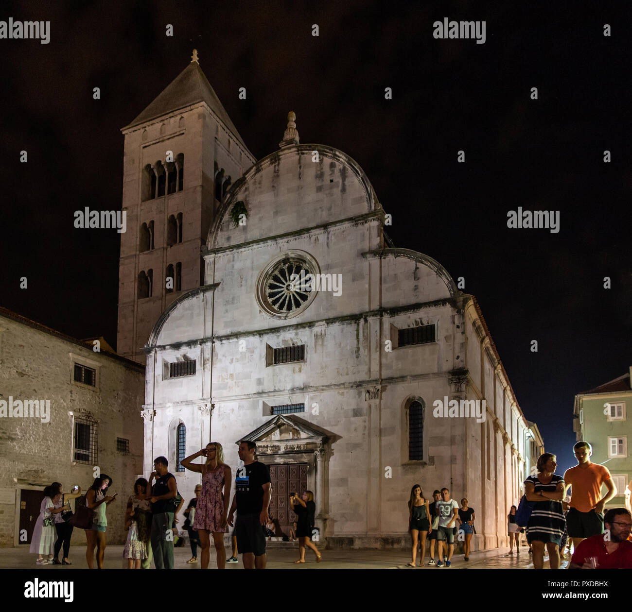 I turisti serpeggianti davanti la chiesa di Saint Mary/Monastero di notte nella città vecchia di Zara, Dalmazia, Croazia Foto Stock