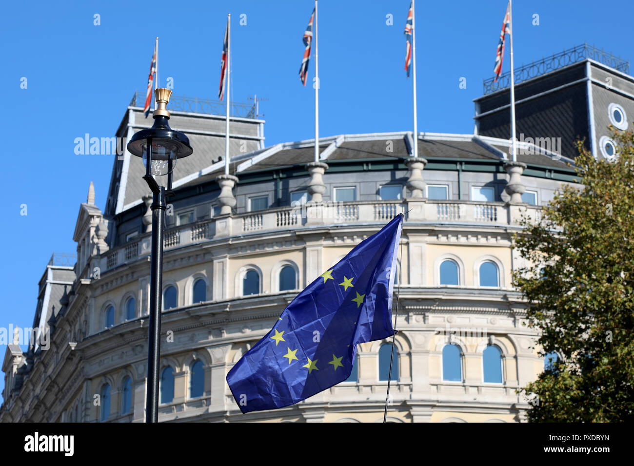 London, Regno Unito - 20 Ottobre 2018: una bandiera dell'Unione europea è sventolato sopra la folla a Trafalgar Square, durante un anti-Brexit marzo, con la bandiera del Regno Unito nel Foto Stock
