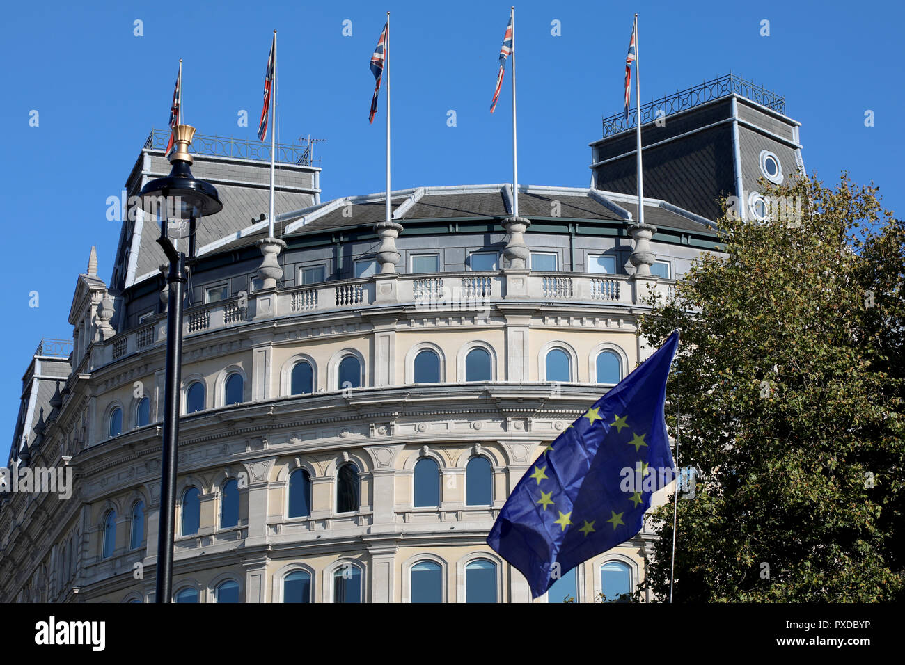 London, Regno Unito - 20 Ottobre 2018: una bandiera dell'Unione europea è sventolato sopra la folla a Trafalgar Square, durante un anti-Brexit marzo, con la bandiera del Regno Unito nel Foto Stock