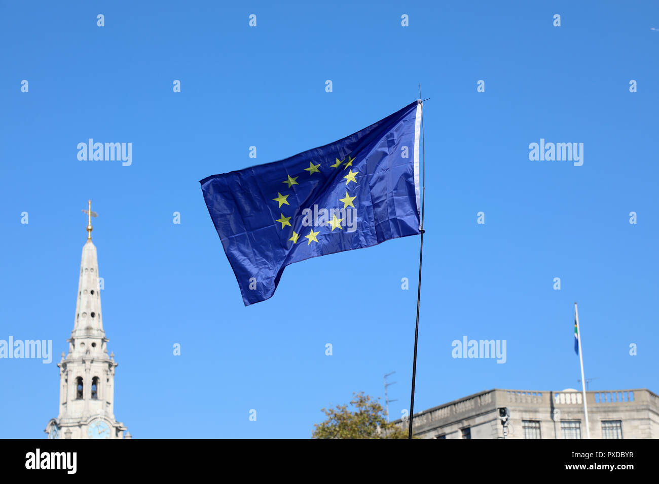 London, Regno Unito - 20 Ottobre 2018: una bandiera dell'Unione europea è sventolato sopra la folla a Trafalgar Square, durante un anti-Brexit marzo attraverso il centro di Londra Foto Stock