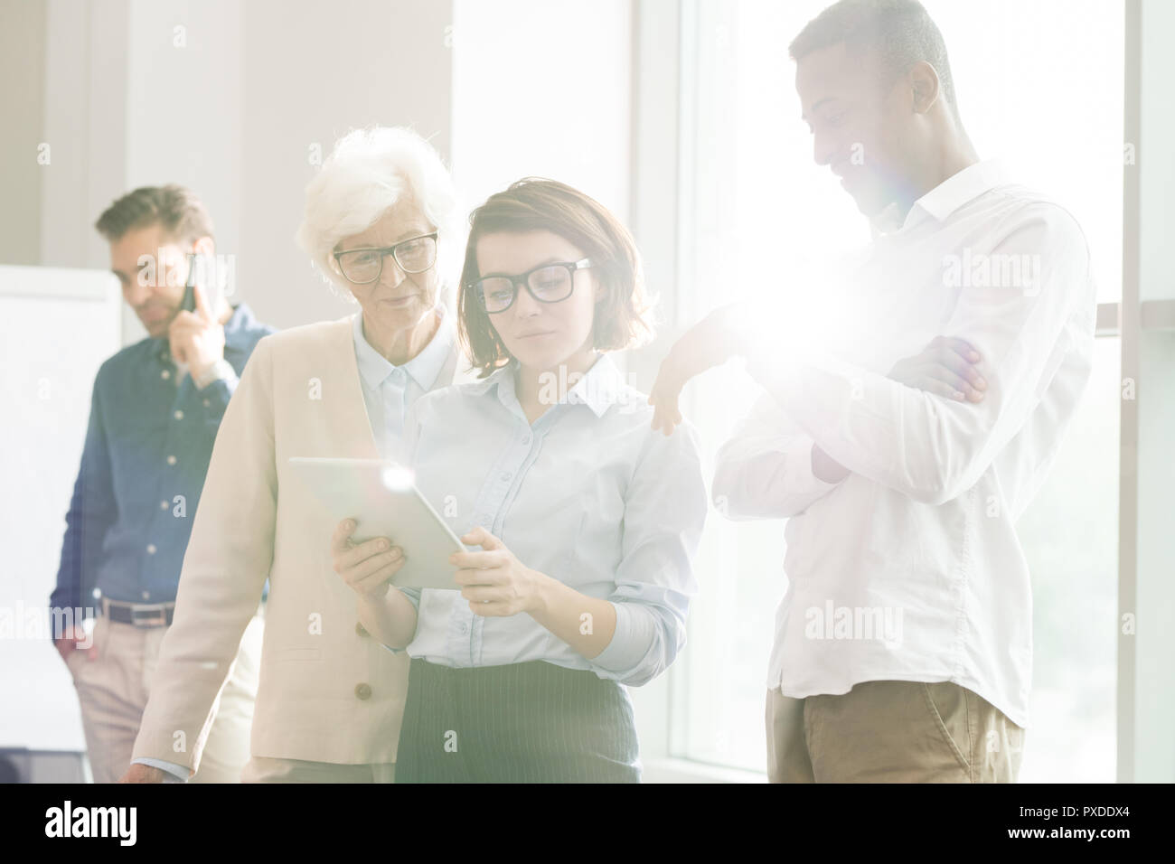 Concentrato business team di lavoro con i dati online Foto Stock