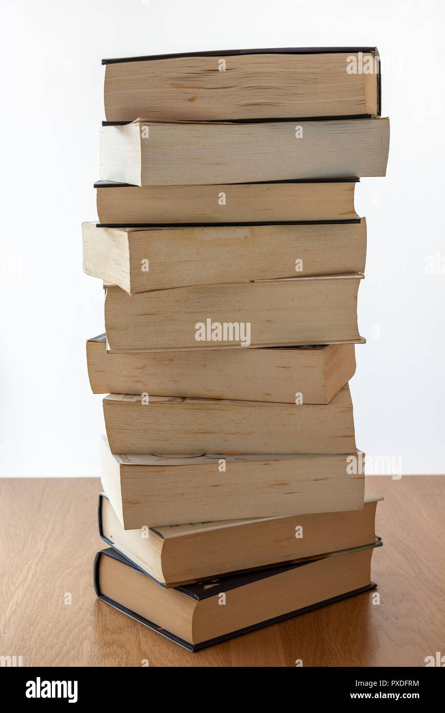 Pila di vecchi libri su un tavolo di legno. top. Foto Stock