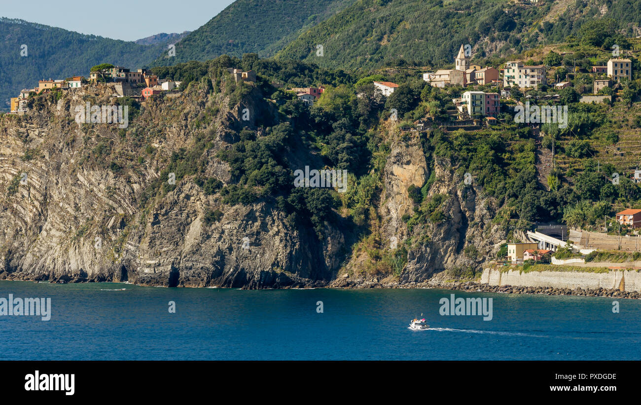 La collina del borgo di Corniglia nelle Cinque Terre parco visto da Manarola, Liguria, Italia Foto Stock