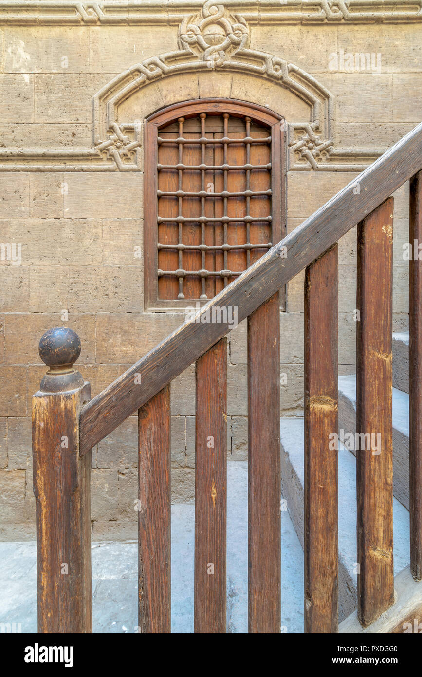 Scala con balaustra in legno che conduce a Zeinab Khatoun casa storica, Darb Al-Ahmar distretto, vecchio Cairo, Egitto Foto Stock