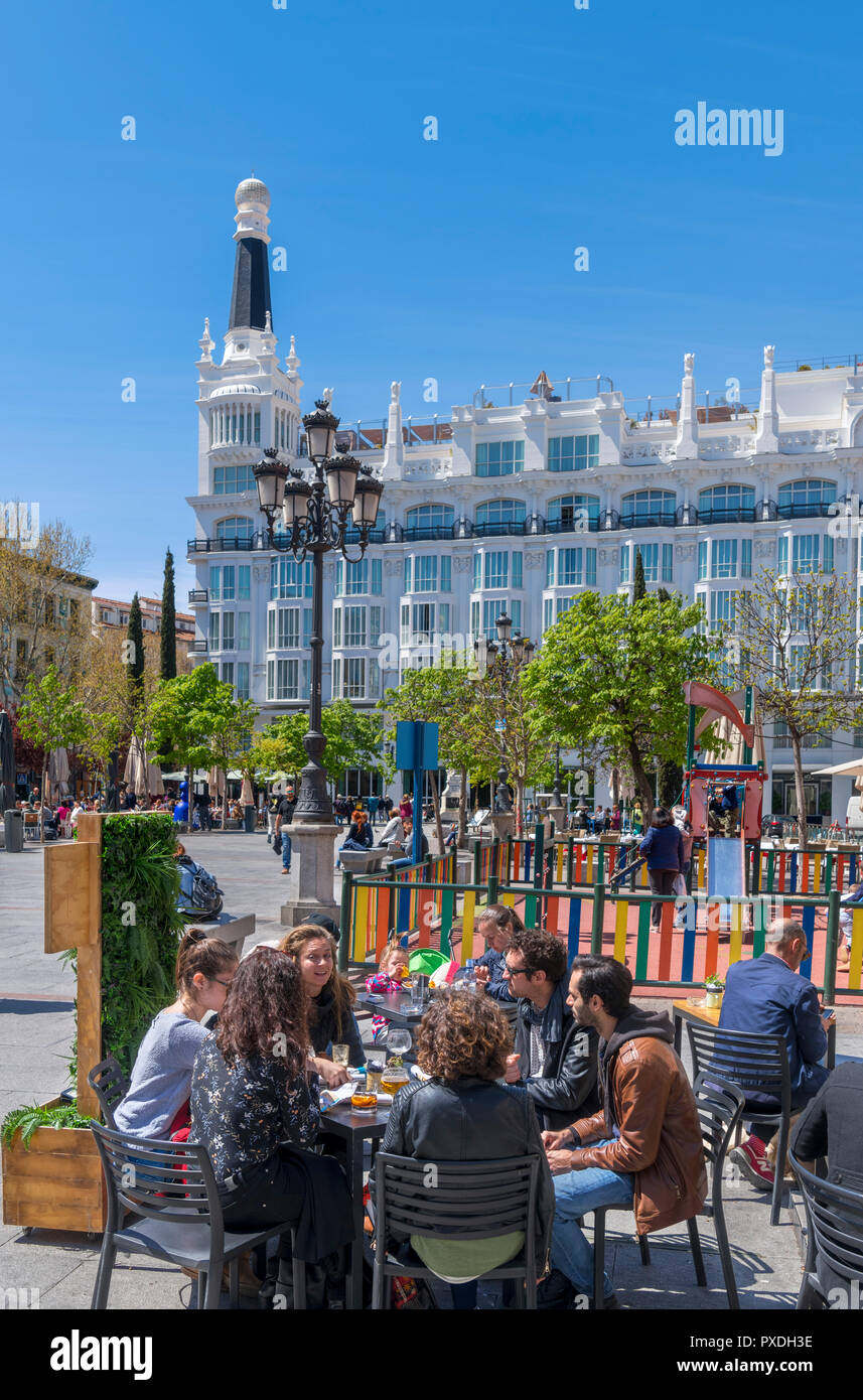 Sidewalk Cafe su Plaza de Santa Ana a pranzo, quartiere di Huertas, Madrid, Spagna Foto Stock