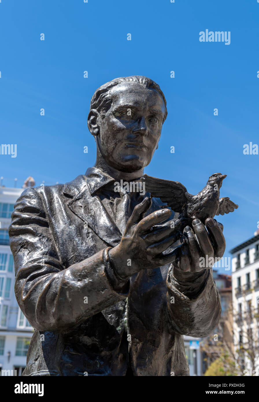 Statua di scrittore spagnolo Federico Garcia Lorca, Plaza de Santa Ana, quartiere di Huertas, Madrid, Spagna Foto Stock