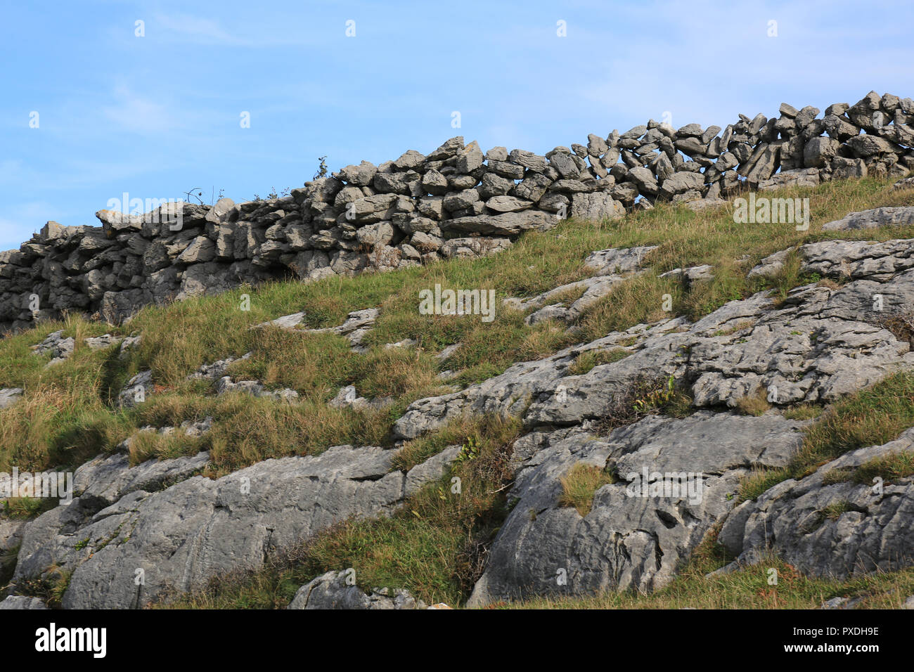 Costruiti a mano in pietra a secco wallsagainst blue sky burren Atlantica selvaggia modo, County Clare Irlanda Foto Stock