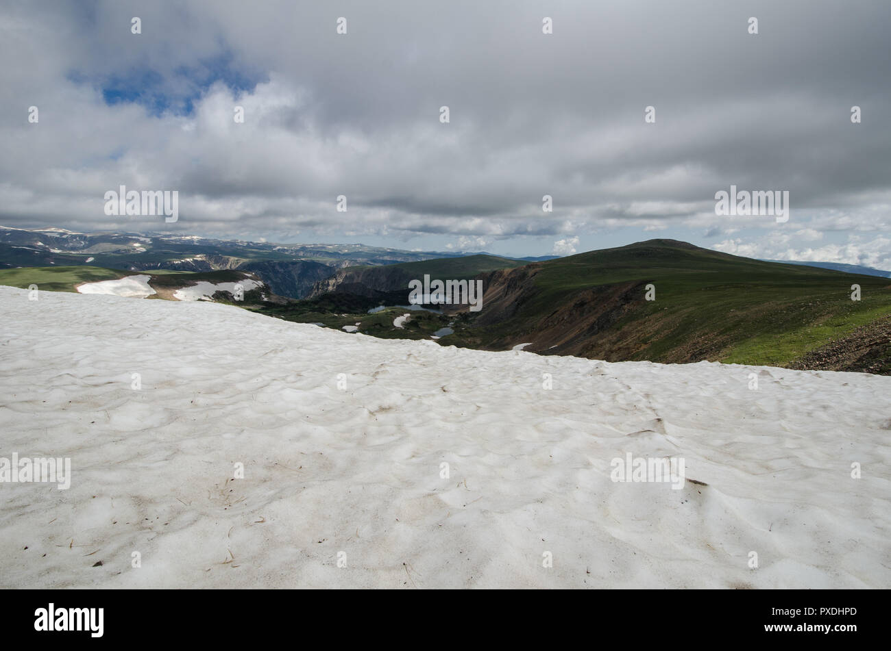 Un sacco di neve rimane lungo il Pass Beartooth Highway in Montana in luglio estate Foto Stock