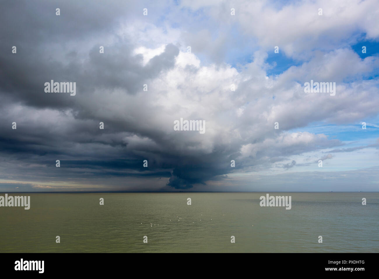 Dark nuvole Sstorm nell'estuario del Tamigi al largo della costa della Birchington in Thanet, Kent, Regno Unito. Foto Stock