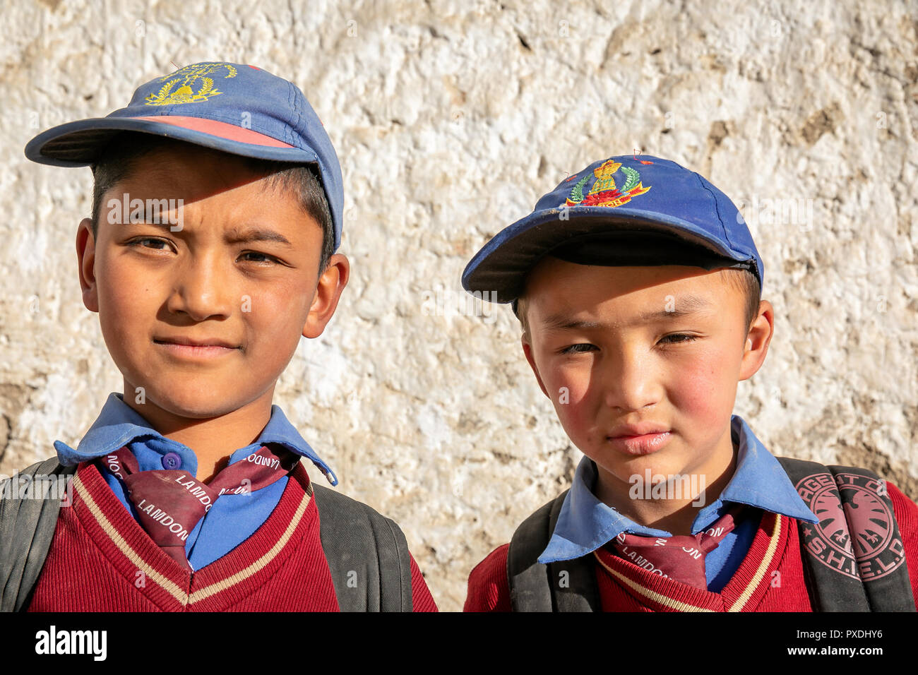 Due scolari in uniforme, Leh, Ladakh, India Foto Stock