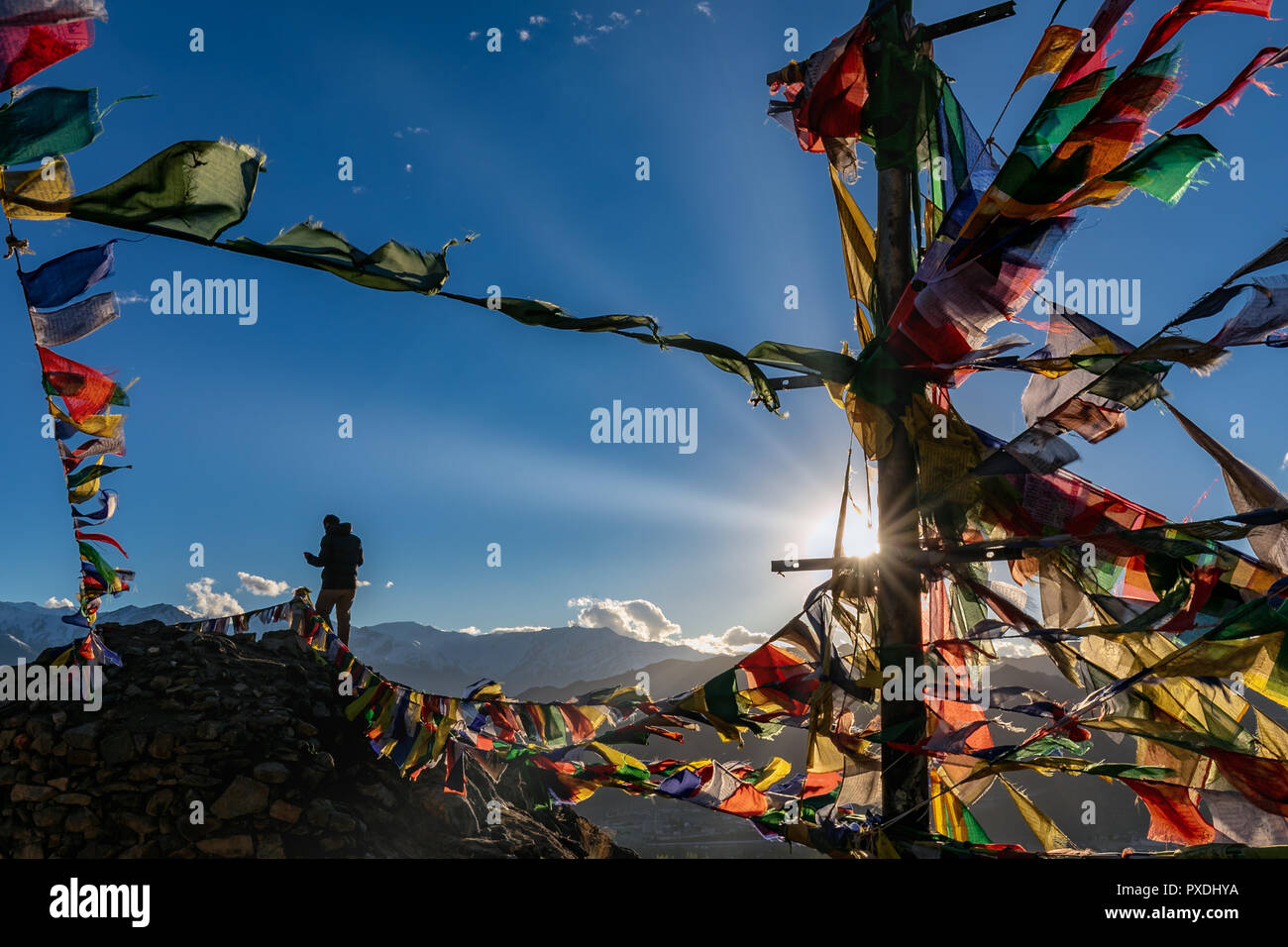 Silhouette di uomo che guarda il tramonto a Namgyal Tsemo Gompa, Leh, Ladakh, India Foto Stock