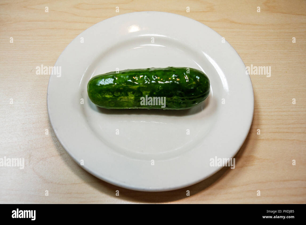 Miami Florida, Coral Gables, Bagel Emporium & Grille, ristorante ristoranti, cibo, caffè, cibo, deli, sottaceti, Kosher, piatto, piatto, intero, uno, FL090119 Foto Stock