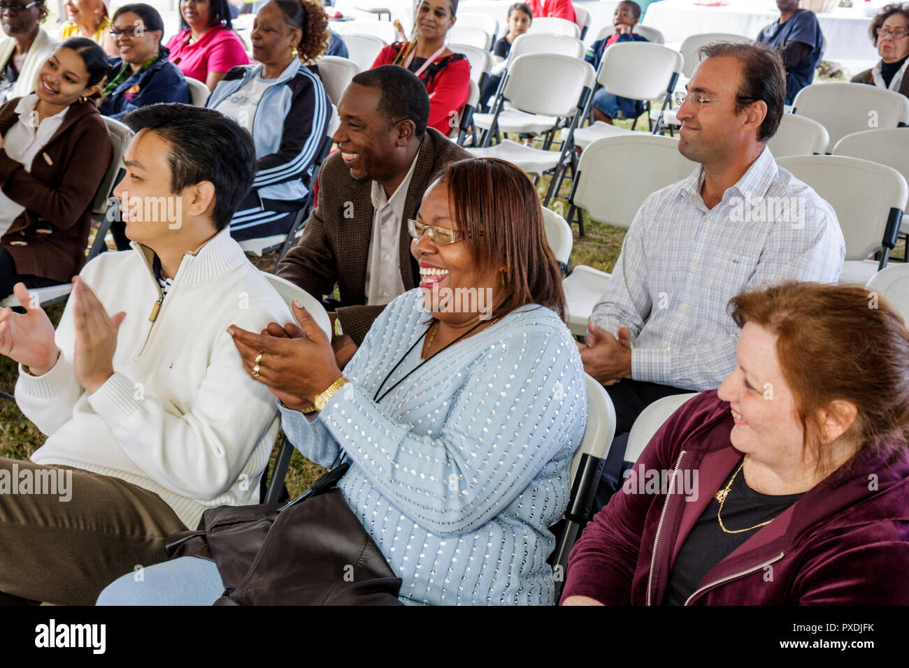 Miami Florida,Overtown,Agenzia di riqualificazione della Comunità,cerimonia riabilitata di taglio del nastro di alloggiamento acquistabile,miglioramento di quartiere,restauro,Bl Foto Stock