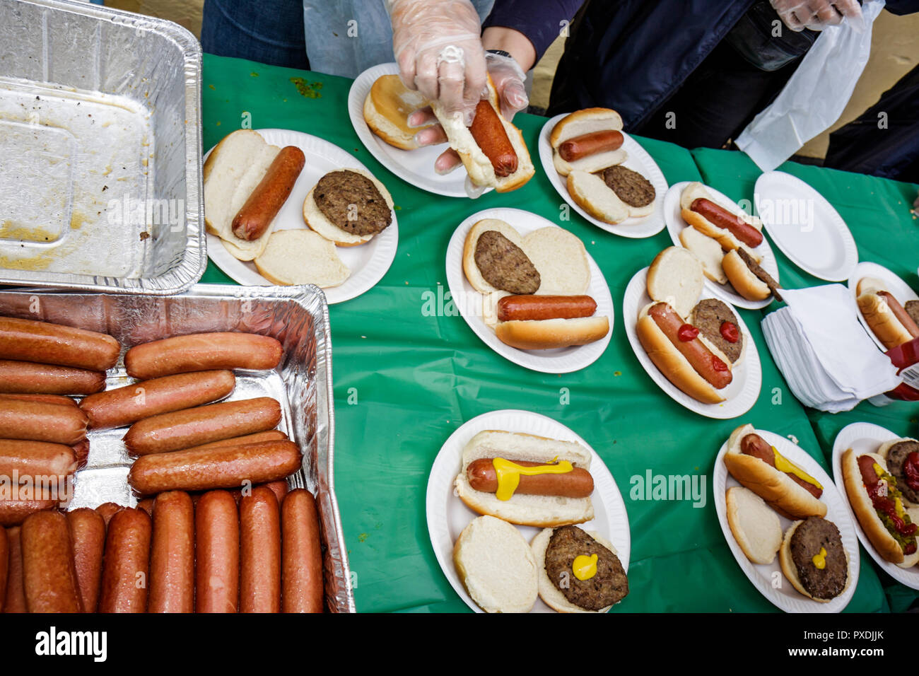 Miami Florida, picnic, snack, cibo, hot dog, hamburger, piatti, senape, piatto di carta, pic-nic, preparare, preparazione, visitatori viaggio turistico tour a. Foto Stock