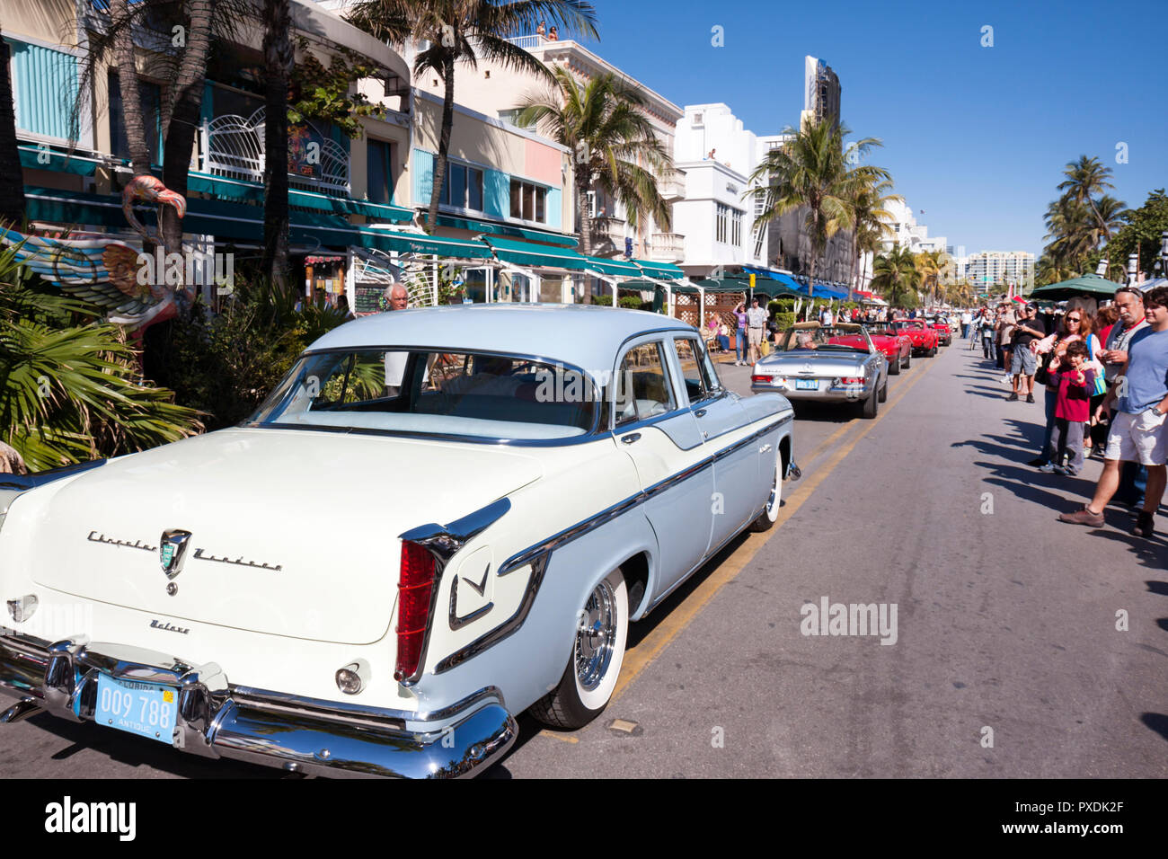 Miami Beach Florida, Ocean Drive, Art Deco Weekend, sfilata del festival dell'architettura, folla, auto classica, vintage, intrattenimento, Chrysler Windsor Deluxe, FL090119 Foto Stock
