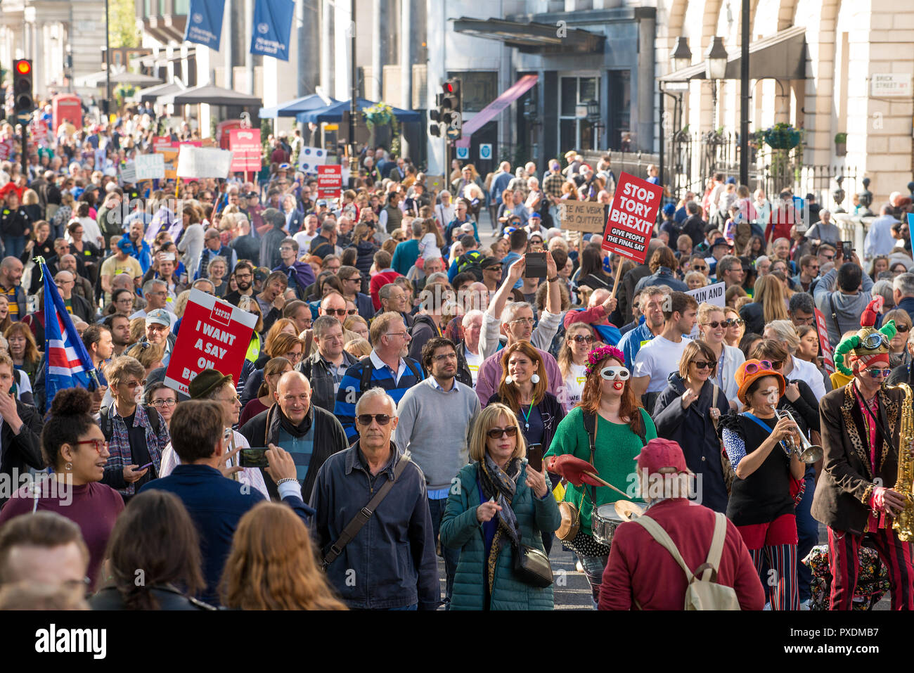 Rimanere campagna dimostranti presso il voto popolare Marzo, chiedendo un voto finale sul Brexit trattare,migliaia hanno marciato attraverso il centro di Londra di essere ascoltato. Foto Stock